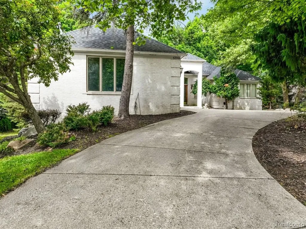 43564 Scenic Lane Novi City MI 48167
