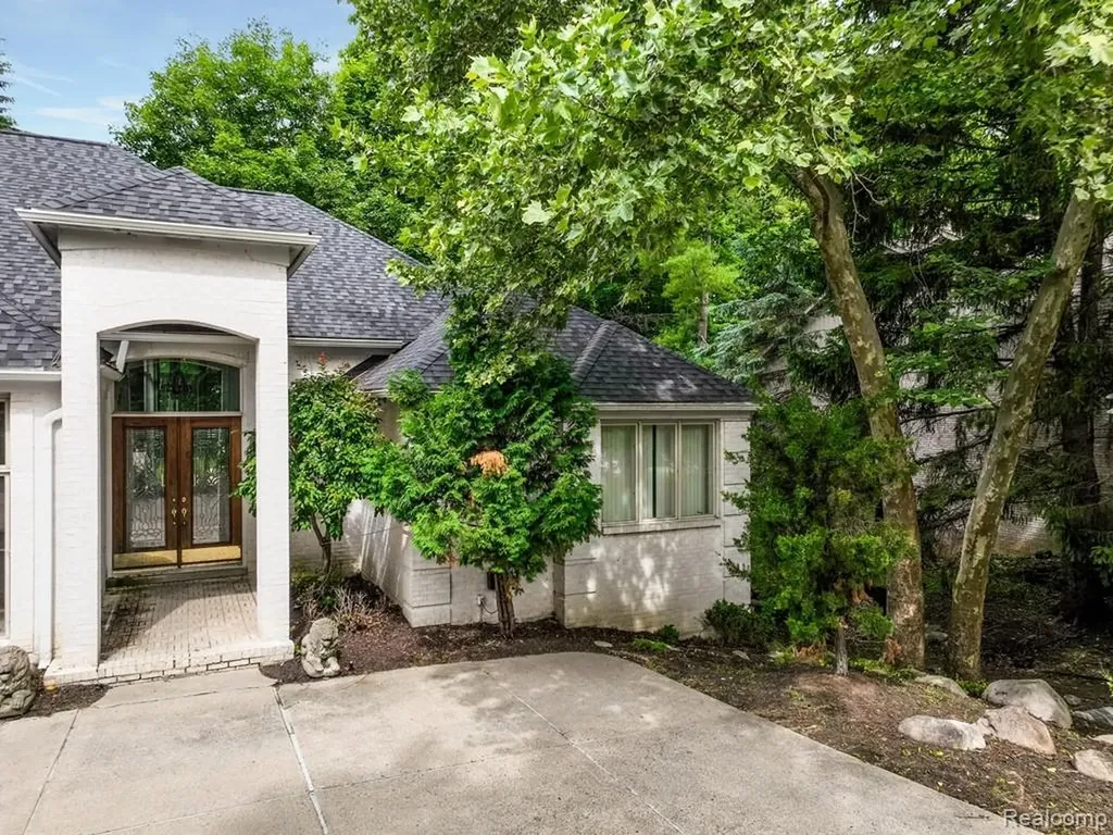 43564 Scenic Lane Novi City MI 48167