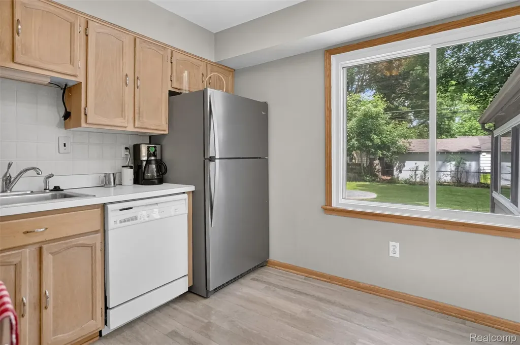 15690 Birwood Avenue Beverly Hills Village MI 48025