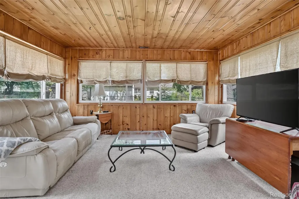 15690 Birwood Avenue Beverly Hills Village MI 48025