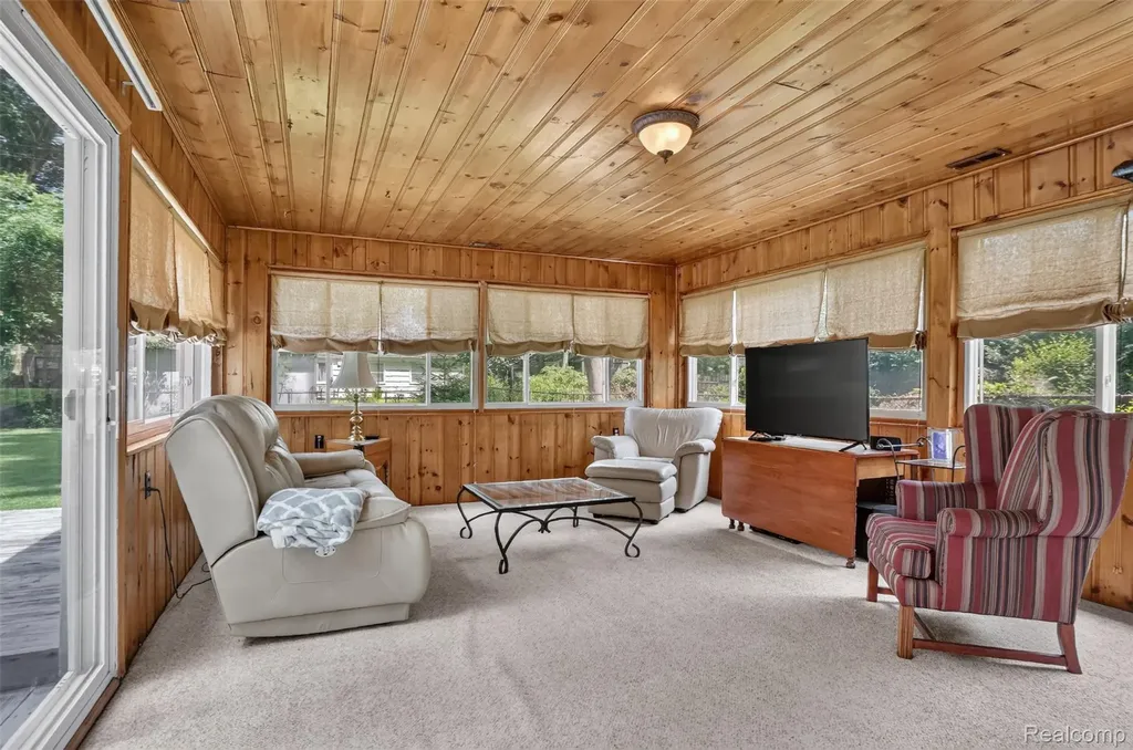 15690 Birwood Avenue Beverly Hills Village MI 48025