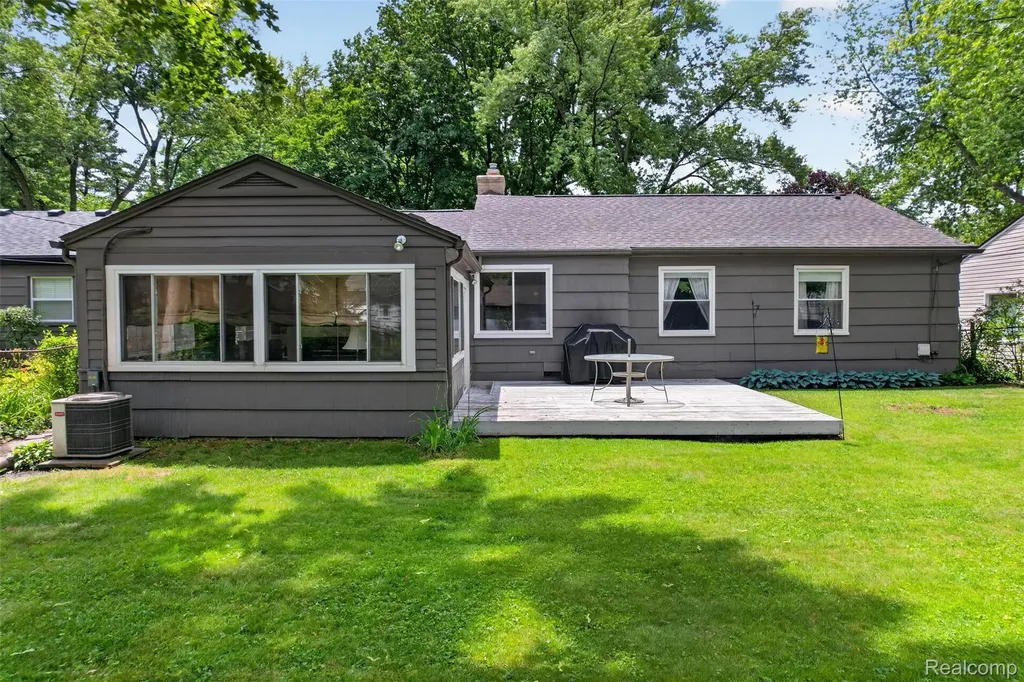 15690 Birwood Avenue Beverly Hills Village MI 48025