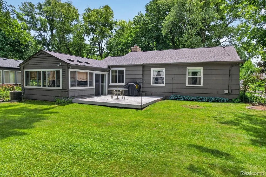 15690 Birwood Avenue Beverly Hills Village MI 48025