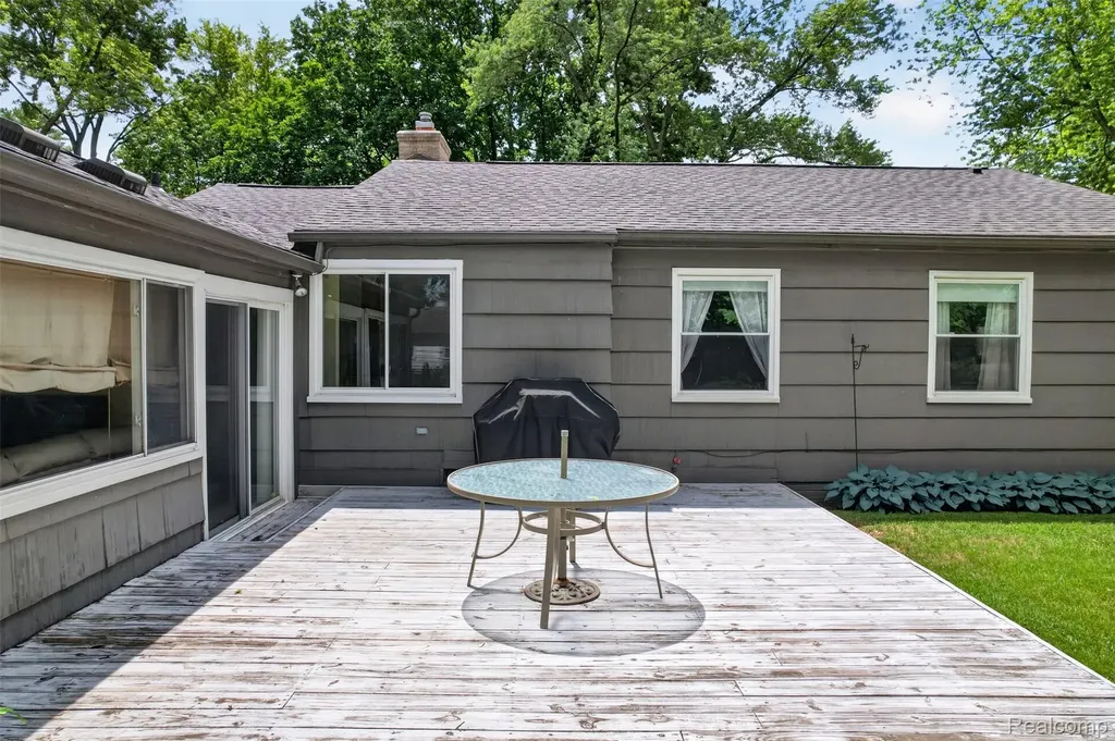 15690 Birwood Avenue Beverly Hills Village MI 48025