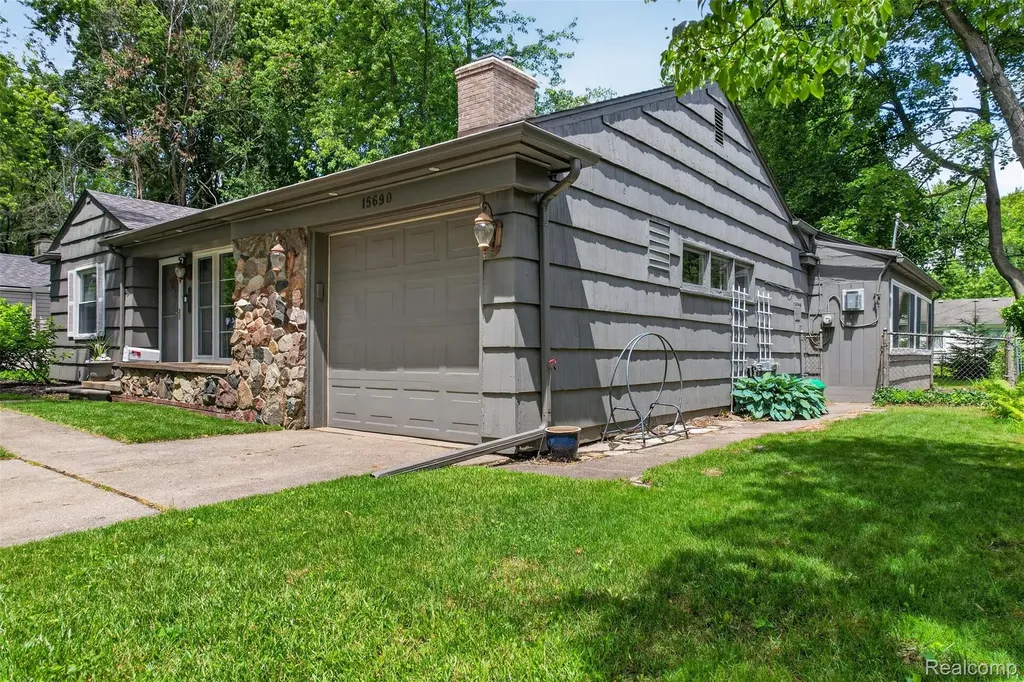 15690 Birwood Avenue Beverly Hills Village MI 48025