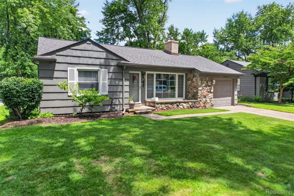 15690 Birwood Avenue Beverly Hills Village MI 48025