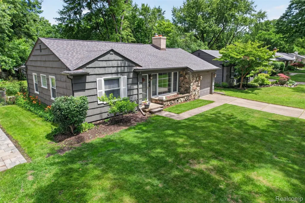 15690 Birwood Avenue Beverly Hills Village MI 48025