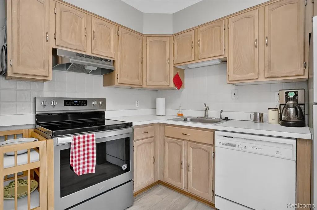 15690 Birwood Avenue Beverly Hills Village MI 48025