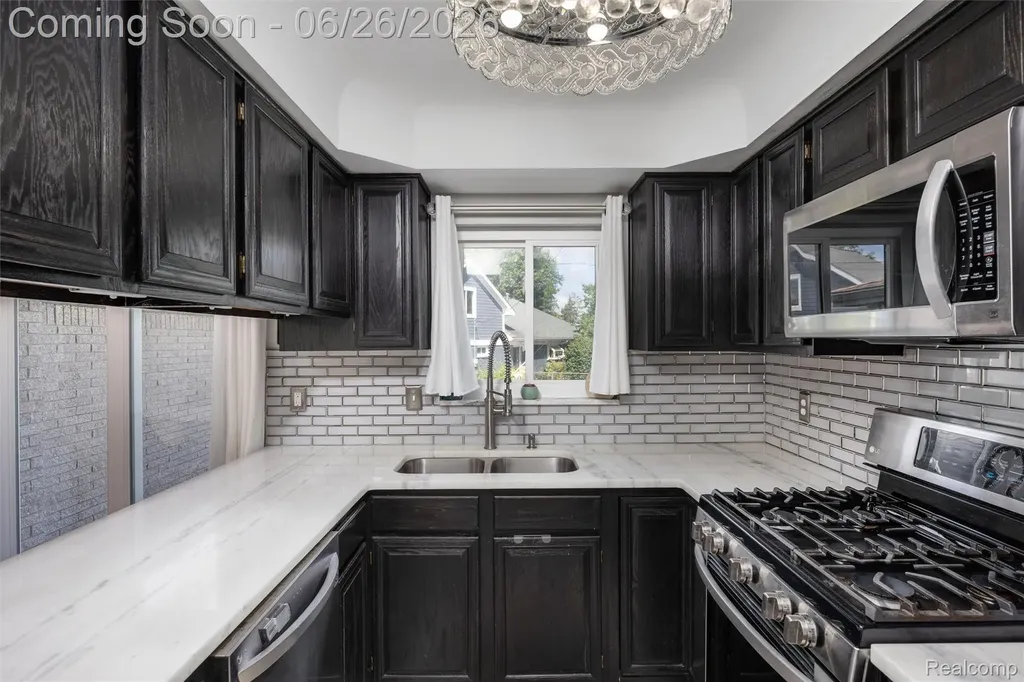174 Pleasant Lake Drive Waterford Charter Township MI 48327