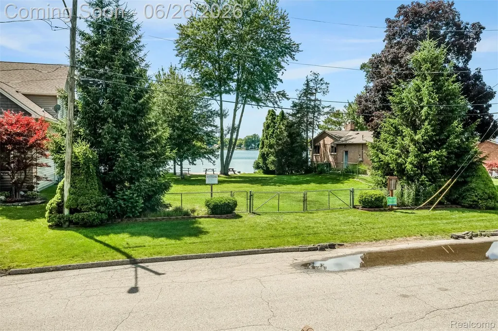 174 Pleasant Lake Drive Waterford Charter Township MI 48327
