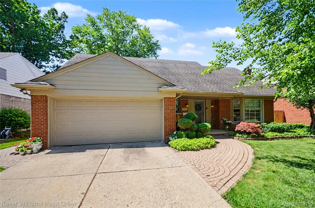 1437 Blairmoor Court Grosse Pointe Woods City MI 48236