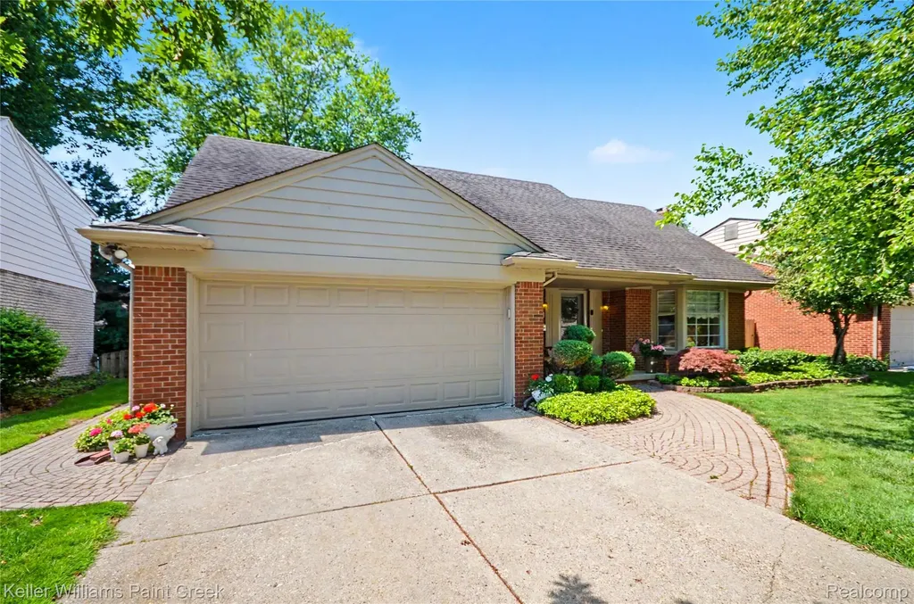 1437 Blairmoor Court Grosse Pointe Woods City MI 48236