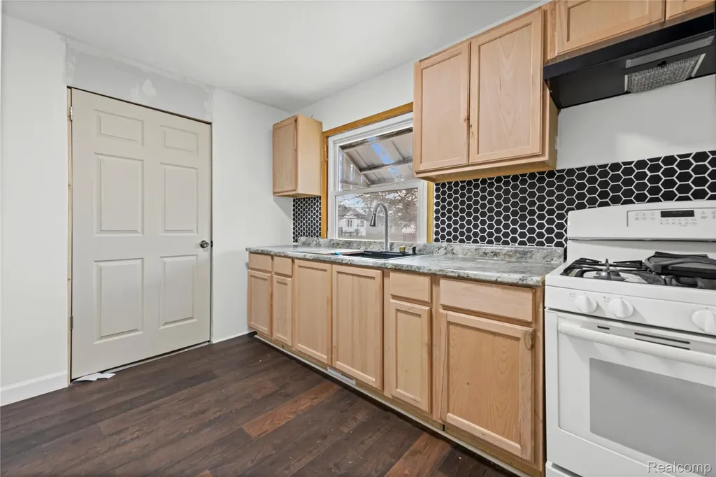 11033 Continental Avenue Warren City MI 48089