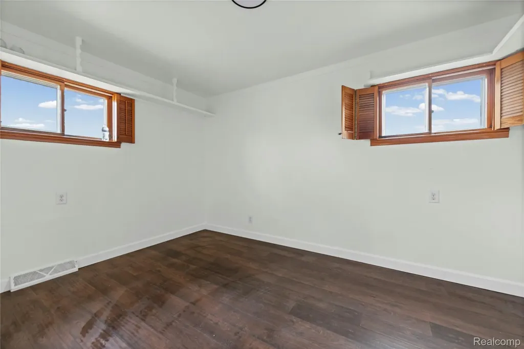 11033 Continental Avenue Warren City MI 48089
