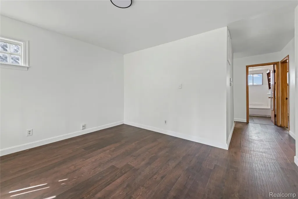 11033 Continental Avenue Warren City MI 48089