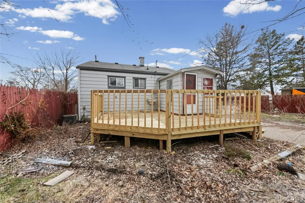 11033 Continental Avenue Warren City MI 48089