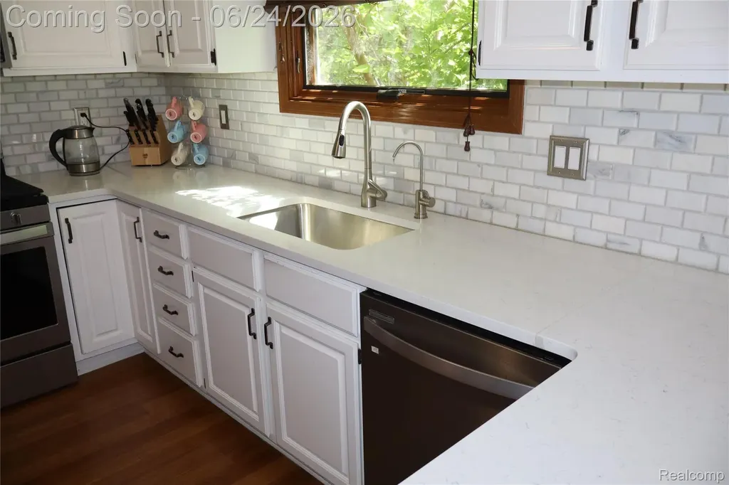 2800 Ranieri Drive Troy City MI 48085