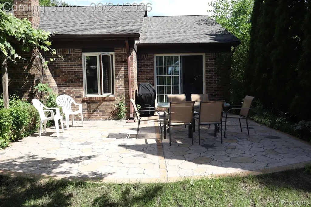 2800 Ranieri Drive Troy City MI 48085