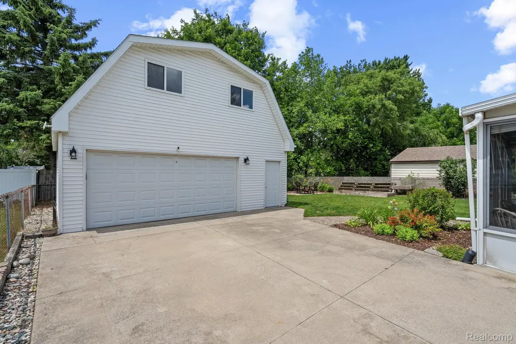 43057 Bond Court Sterling Heights City MI 48313