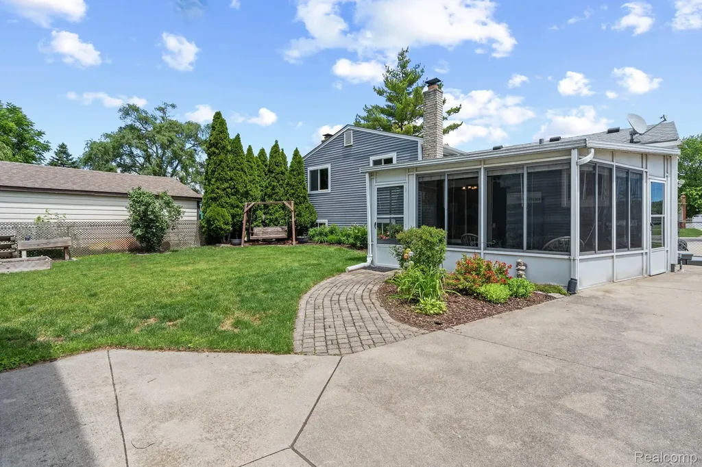 43057 Bond Court Sterling Heights City MI 48313