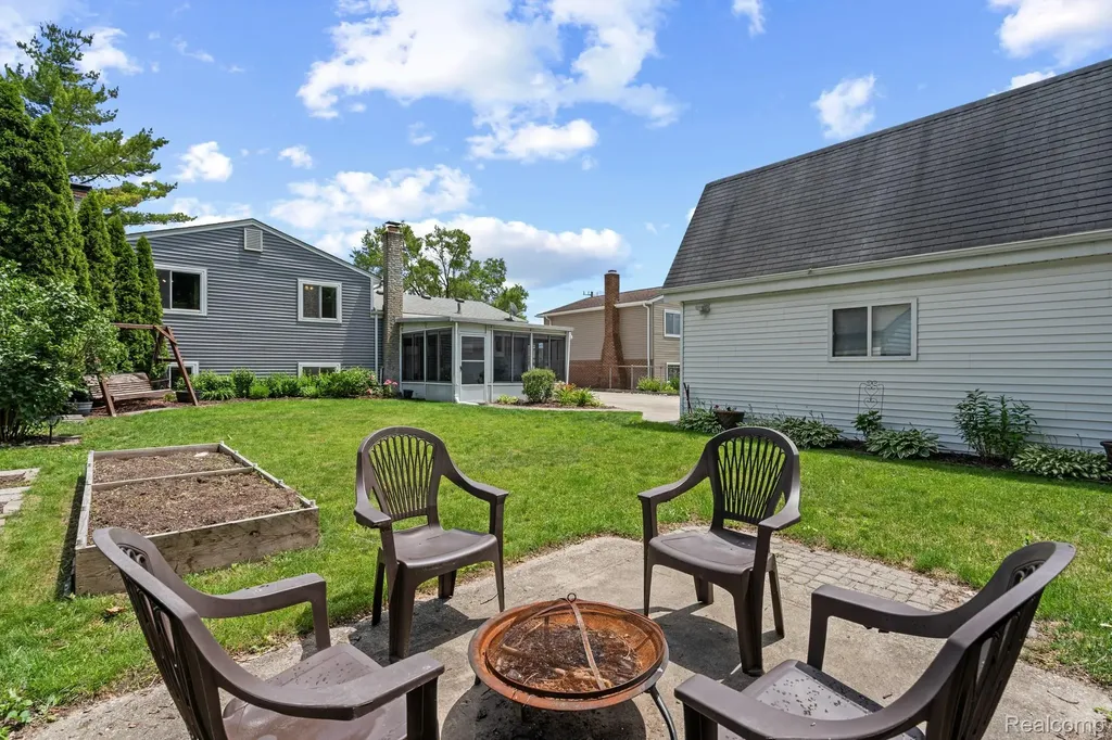 43057 Bond Court Sterling Heights City MI 48313