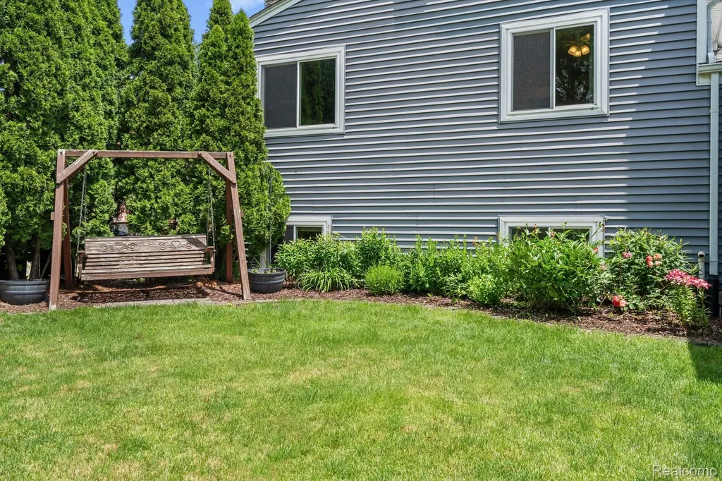 43057 Bond Court Sterling Heights City MI 48313