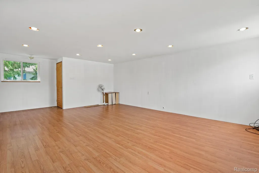 43057 Bond Court Sterling Heights City MI 48313