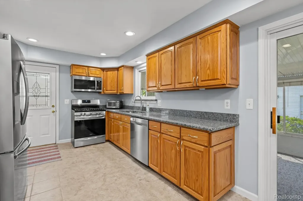 43057 Bond Court Sterling Heights City MI 48313