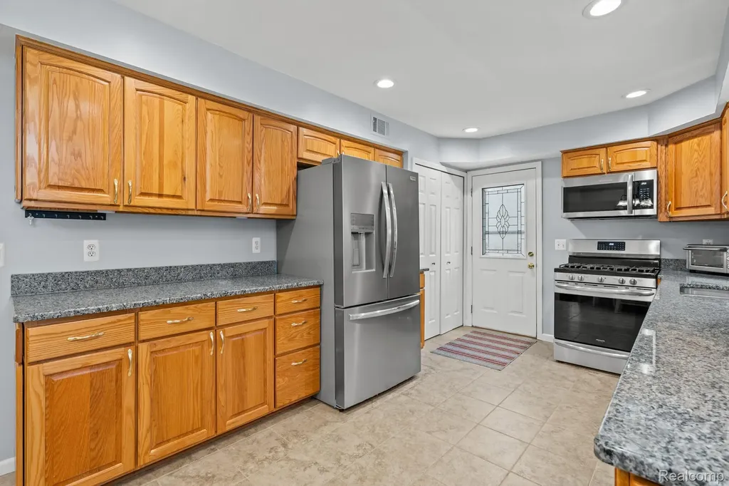 43057 Bond Court Sterling Heights City MI 48313