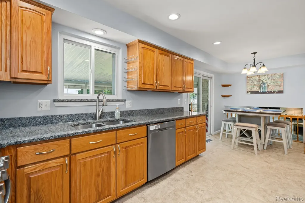 43057 Bond Court Sterling Heights City MI 48313