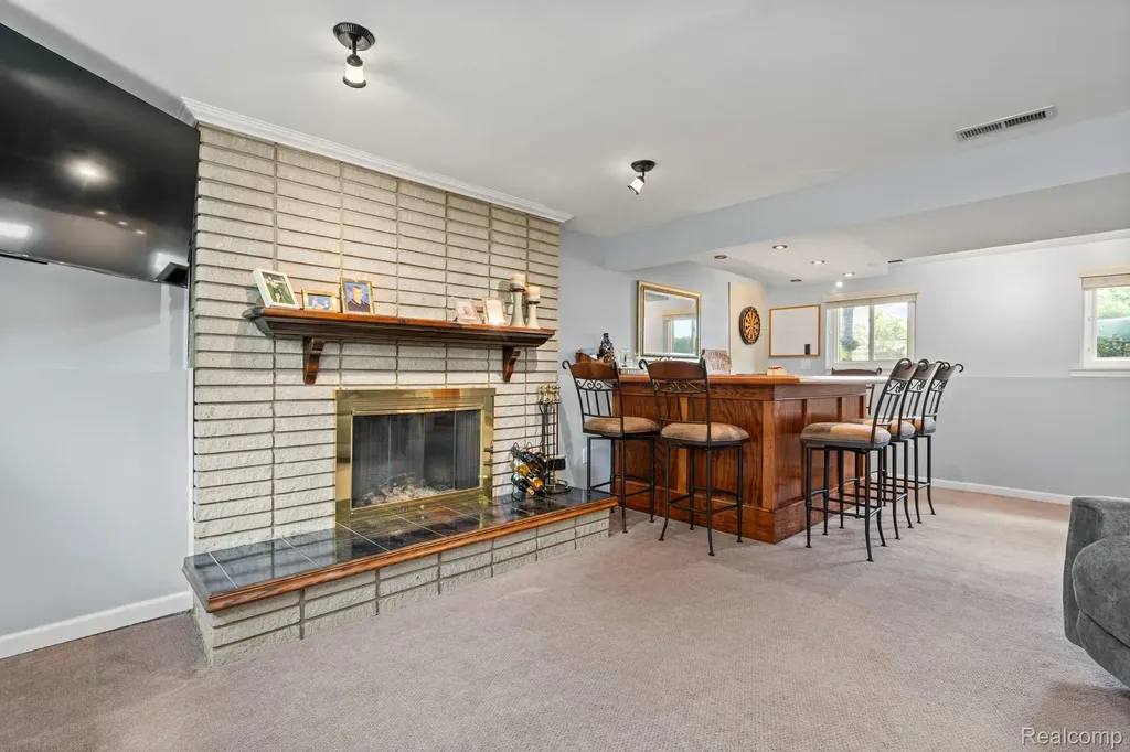 43057 Bond Court Sterling Heights City MI 48313