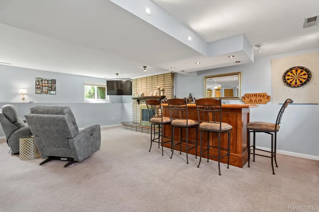 43057 Bond Court Sterling Heights City MI 48313