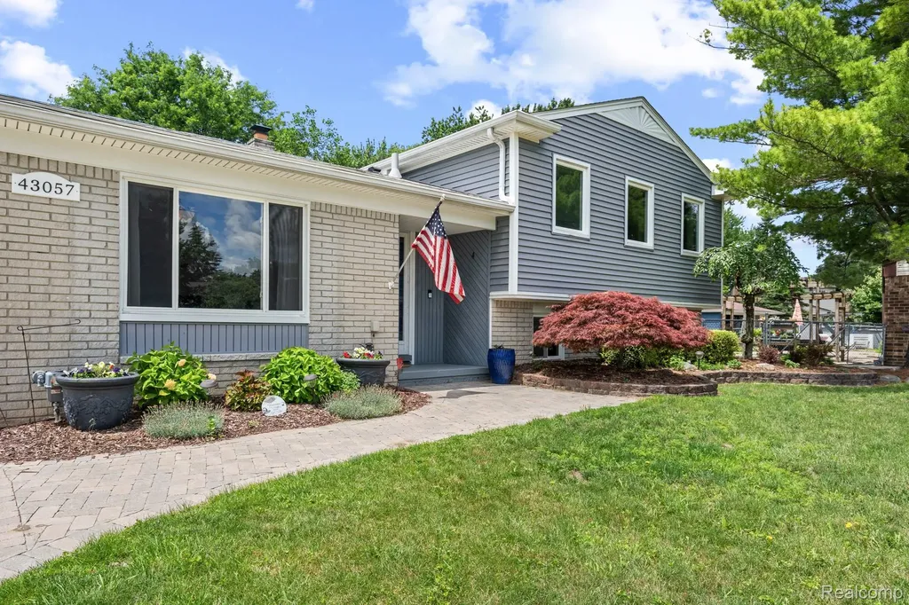 43057 Bond Court Sterling Heights City MI 48313