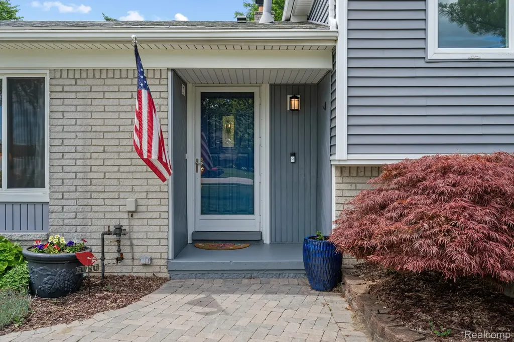 43057 Bond Court Sterling Heights City MI 48313