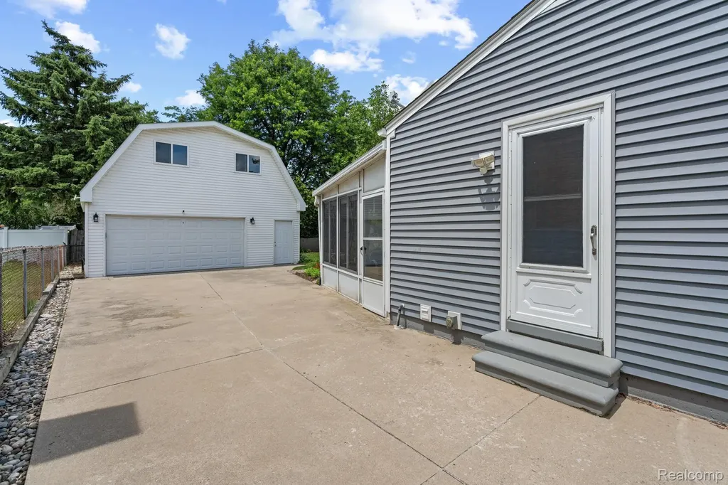 43057 Bond Court Sterling Heights City MI 48313