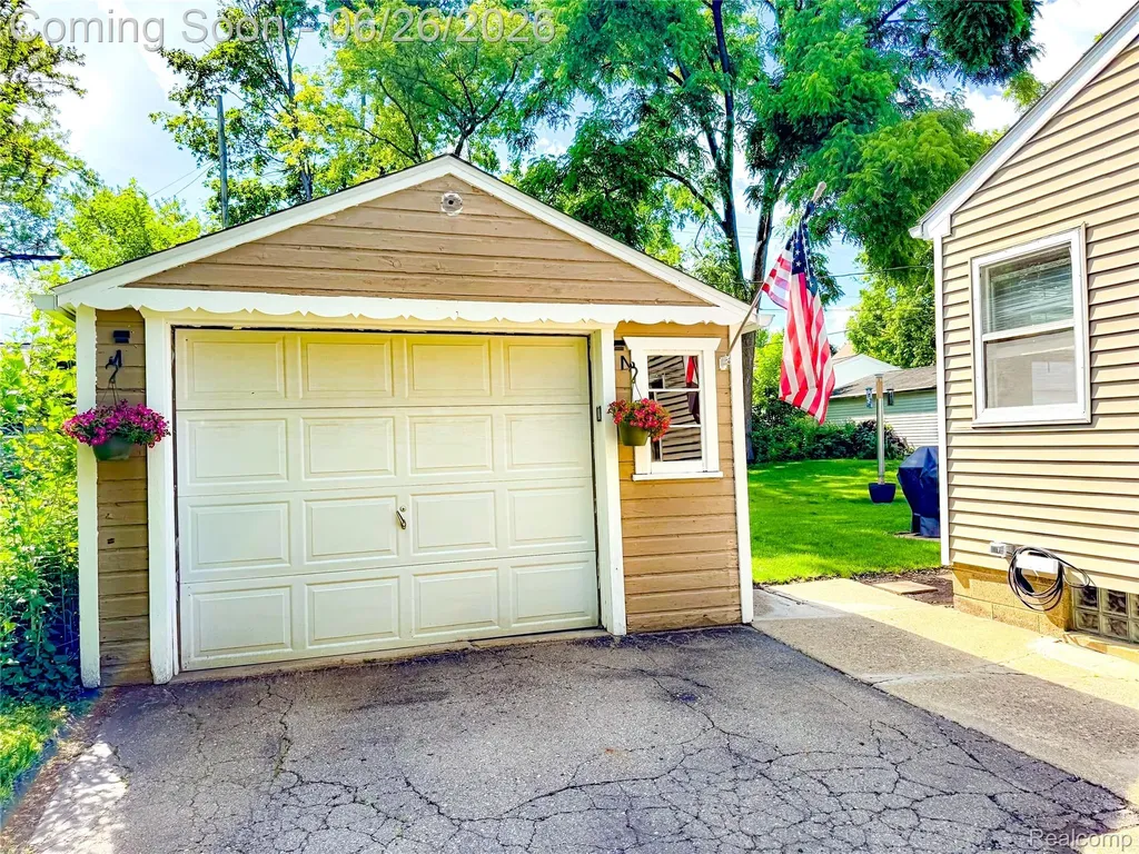 610 N Barnard Street Howell City MI 48843