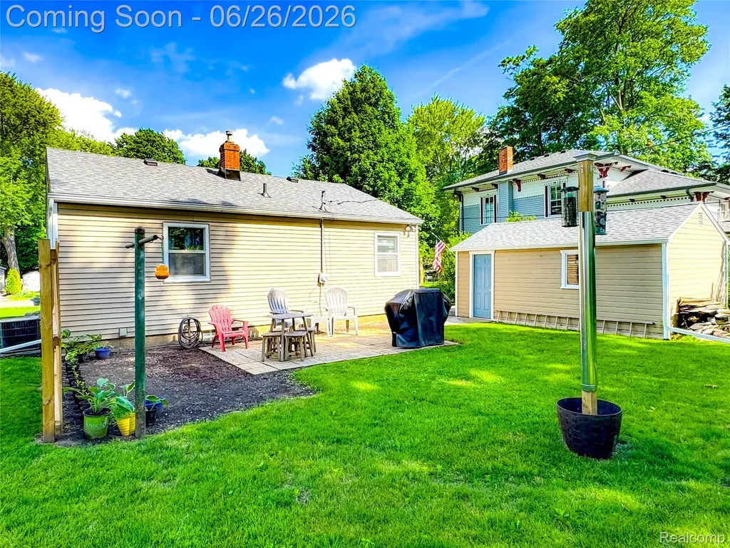 610 N Barnard Street Howell City MI 48843