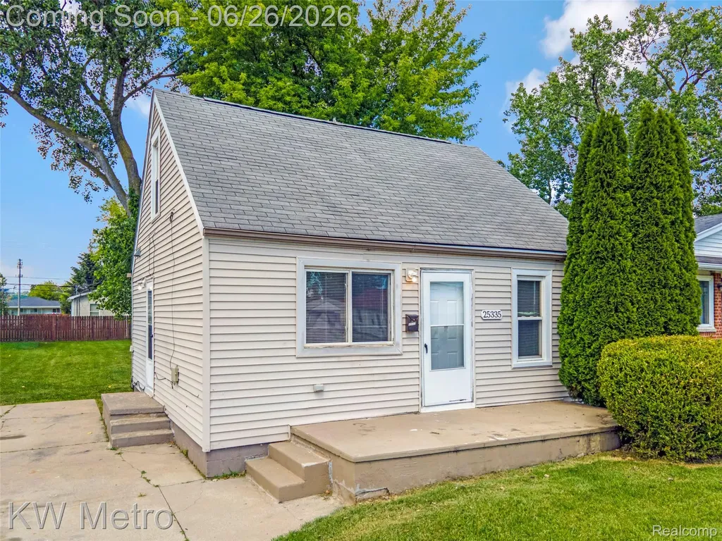 25335 Pinehurst Street Roseville City MI 48066