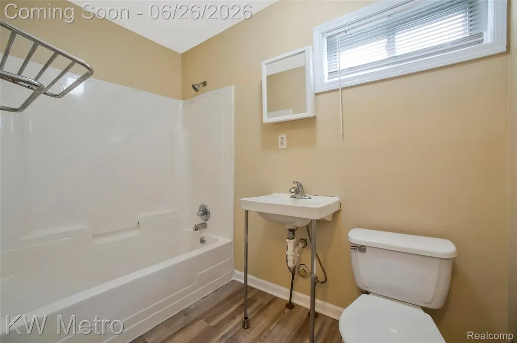 25335 Pinehurst Street Roseville City MI 48066