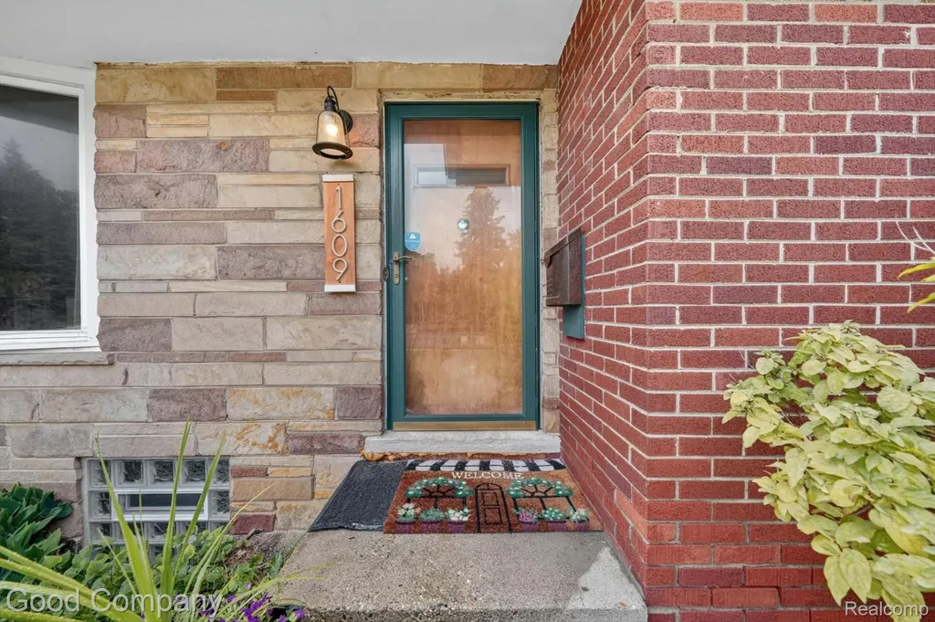1609 W 12 Mile Road Royal Oak City MI 48073