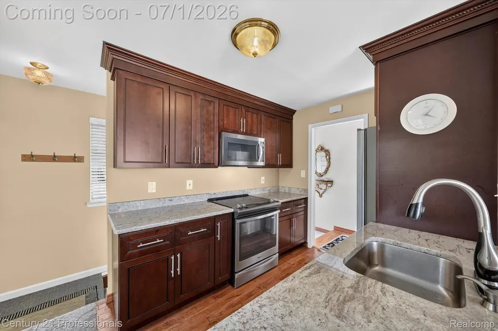 15124 Hix Street Livonia City MI 48154