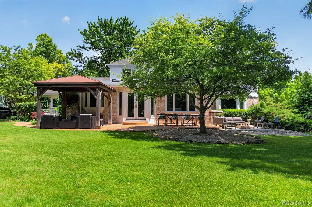 2574 Fox Chase Drive Troy City MI 48098