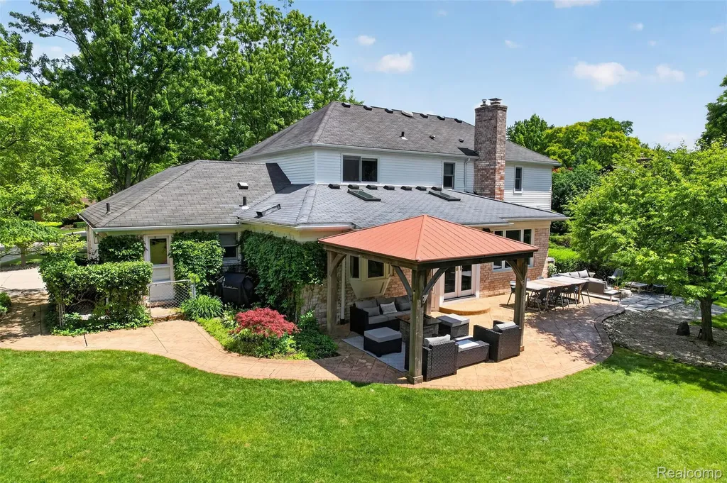 2574 Fox Chase Drive Troy City MI 48098