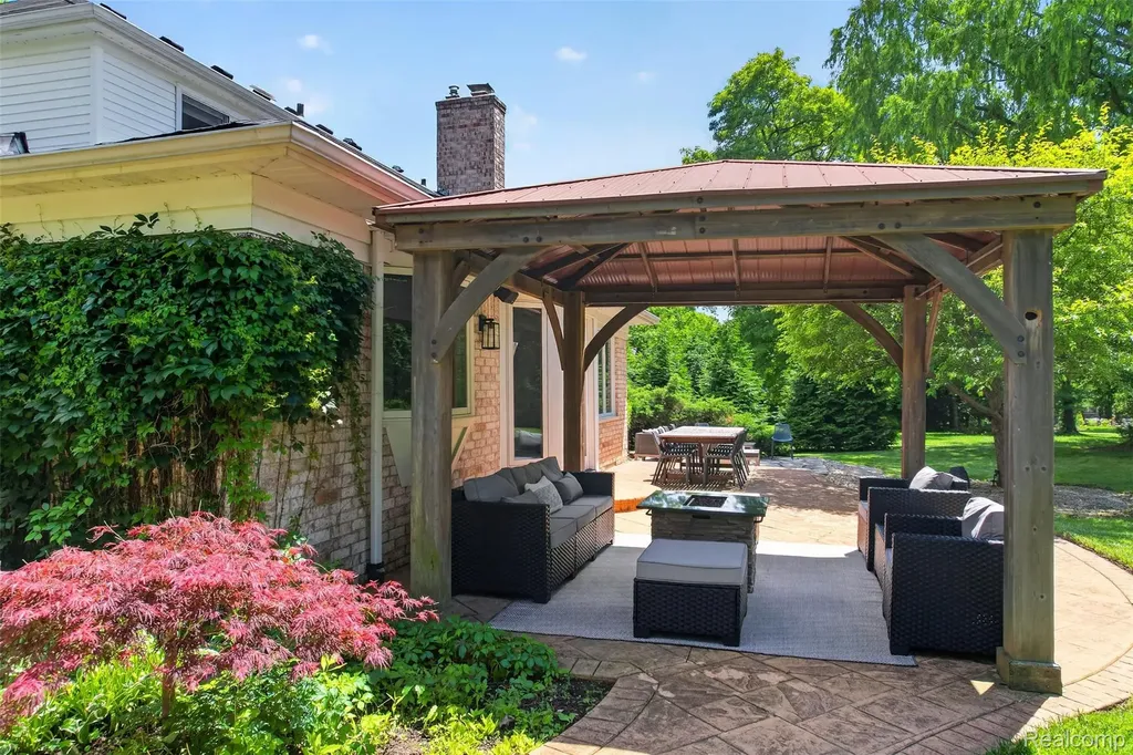 2574 Fox Chase Drive Troy City MI 48098