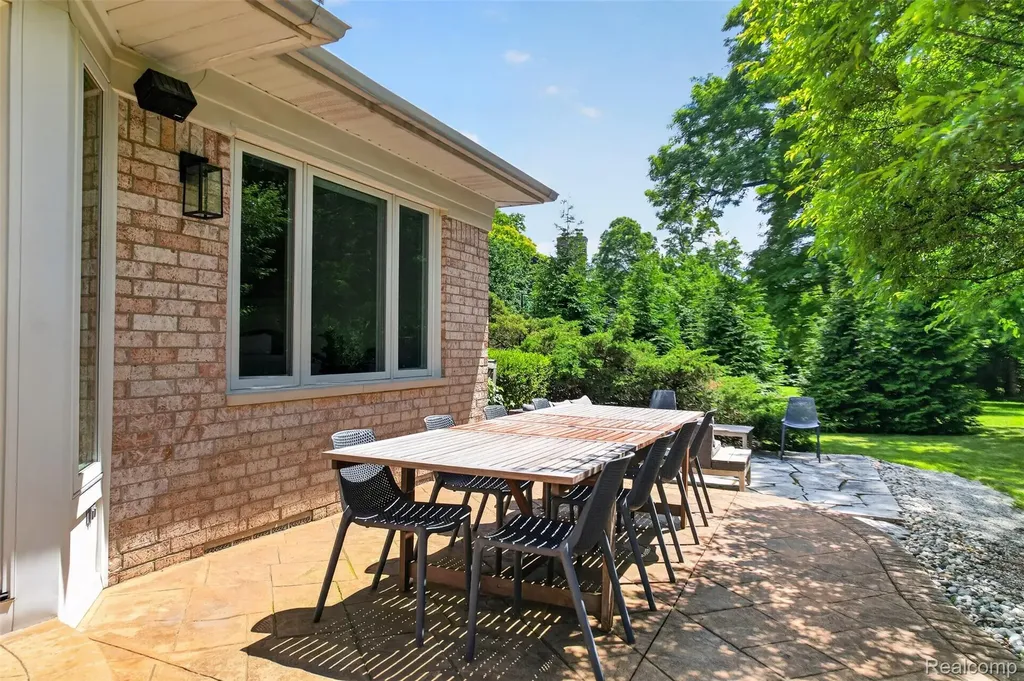 2574 Fox Chase Drive Troy City MI 48098