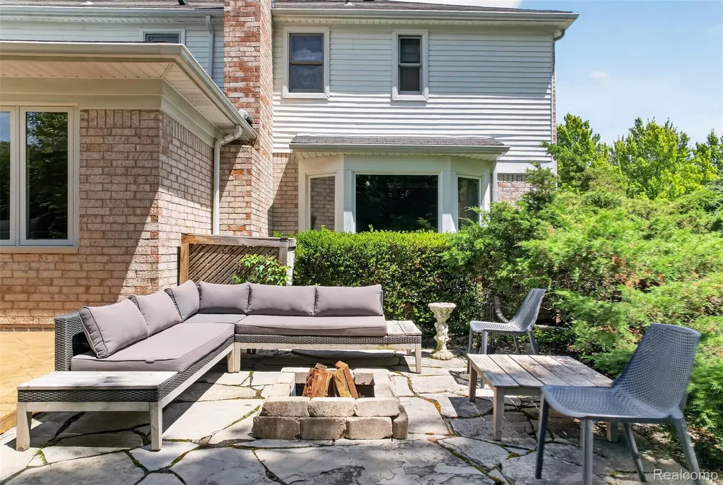 2574 Fox Chase Drive Troy City MI 48098