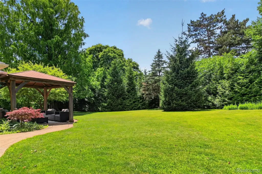 2574 Fox Chase Drive Troy City MI 48098