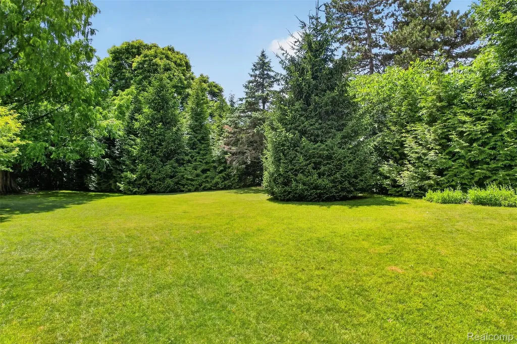 2574 Fox Chase Drive Troy City MI 48098
