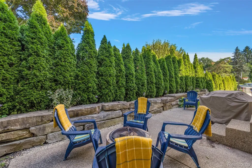 1370 Fieldway Drive Bloomfield Charter Township MI 48302