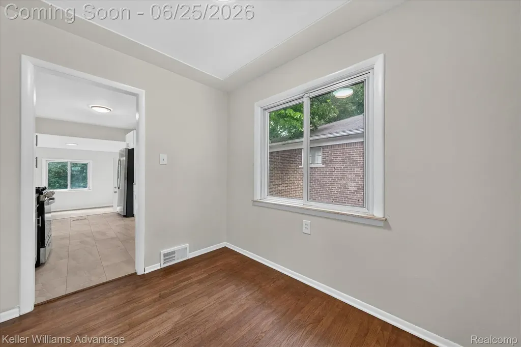 21681 Sussex Street Oak Park City MI 48237